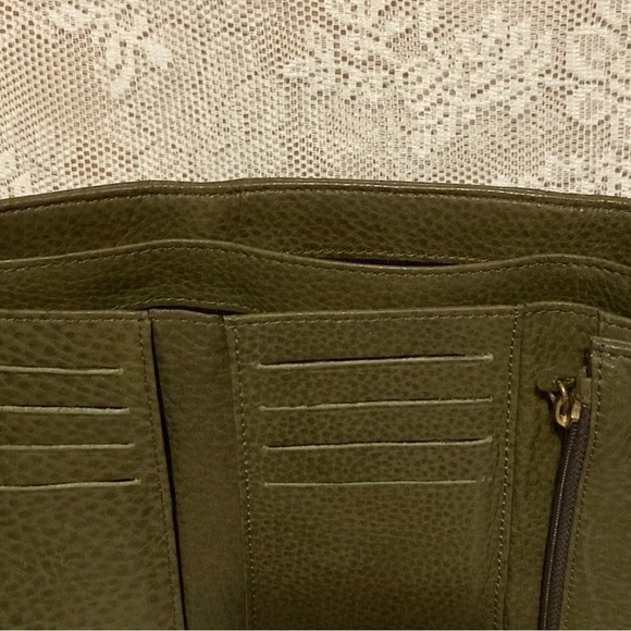 Danier genuine leather wallet green leather with buckle snap - Picture 5 of 9